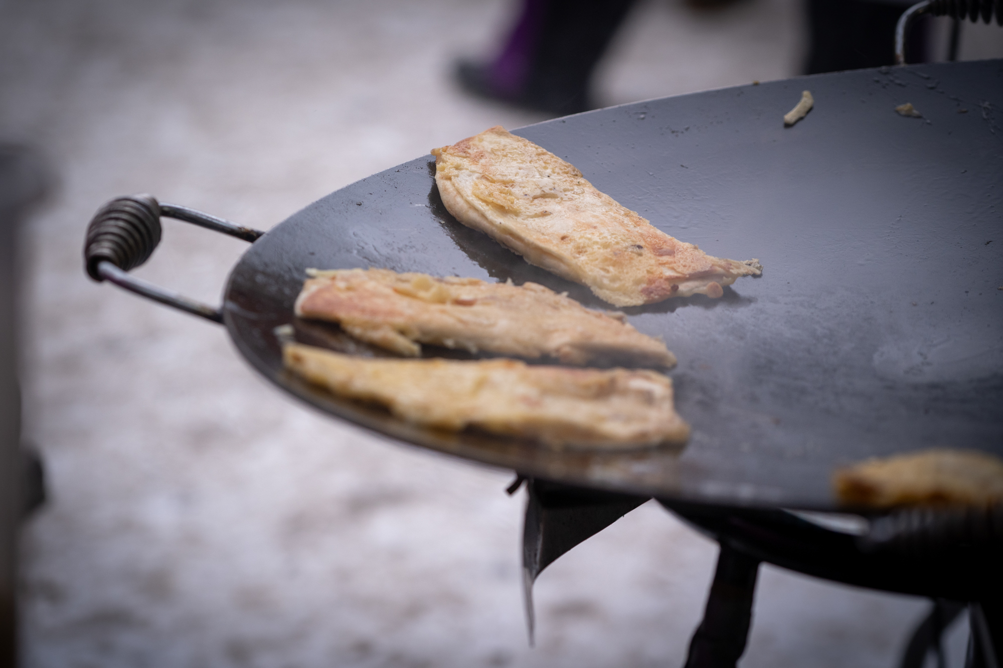 catering Stockholm med quesadillas på ett stekbord på vintern